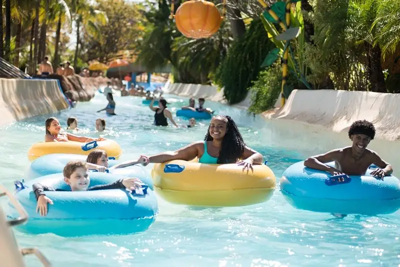 Visitantes em boias no Rio Lento do Thermas dos Laranjais